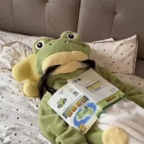 The Cozy Frog Blanket